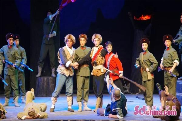 淄博大劇院上演大型現(xiàn)代京劇《智取威虎山》