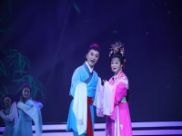 中國戲曲包括京劇越劇黃梅戲昆劇等(中國戲曲包括京劇越劇黃梅戲昆劇等兩大類)