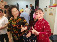 豫劇名家虎美玲全家照(豫劇演員虎美玲的生平簡介)