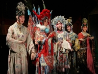 京劇的誕生和發(fā)展分別是在((京劇誕生于何時(shí)何地是在什么基礎(chǔ)上形成的)